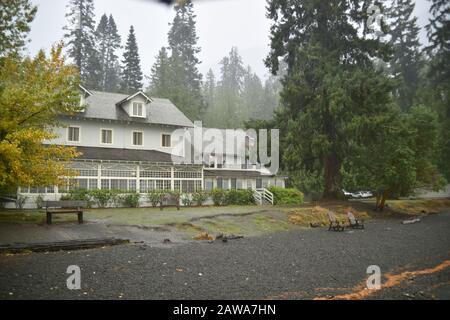 Olympia-Nationalpark. Staat Washington. USA, 19. Oktober 2017. Lake Crescent Lodge. Erbaut um 1914. National Register of Historic Places im Jahr 2007. Stockfoto