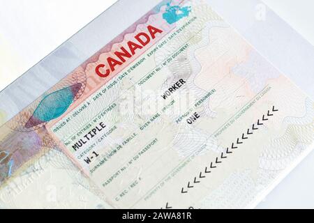 Kanadisches Arbeitsvisum im Pass-Closeup. Konzept der Einwanderung nach Kanada. Stockfoto