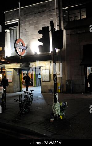 London, Großbritannien. Februar 2020. Blumen am Pfosten für Malcolm Mide-Madariola erstochen am 2. November 2018. Südstation nach dem Erstechen geöffnet. Kredit: Johnny ARMSTEAD/Alamy Live News Stockfoto