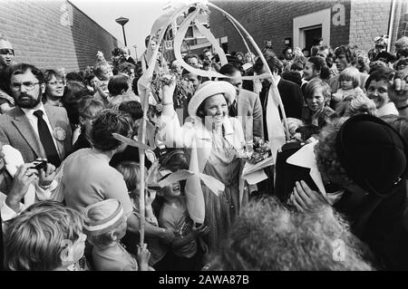 Königin Beatrix besucht Almere; Ihre Majestät inmitten begeisterter Menschenmenge Datum: 11. Juni 1980 Ort: Almere, Flevoland Schlüsselwörter: Queens Person Name: Beatrix, Königin Stockfoto