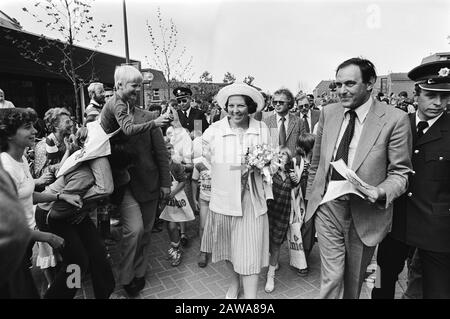 Königin Beatrix besucht Almere; Ihre Majestät inmitten begeisterter Menschenmenge Datum: 11. Juni 1980 Ort: Almere, Flevoland Schlüsselwörter: Queens Person Name: Beatrix, Königin Stockfoto