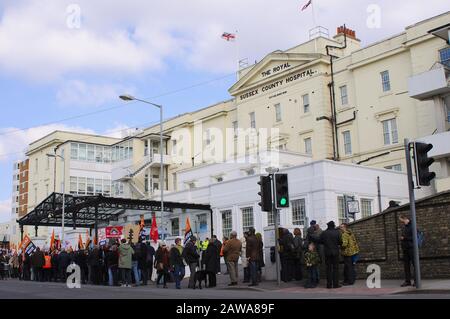 Brighton, Großbritannien, 6. April 2013. Gewerkschaftsmitglieder und Krankenhausmitarbeiter versammeln sich auf der Straße vor Dem Royal Sussex County Hospital während eines Gehens über Lohnkürzungen. Stockfoto