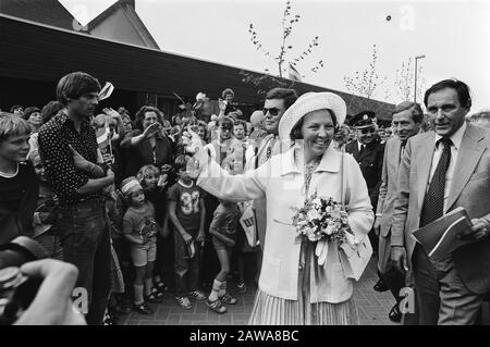 Königin Beatrix besucht Almere; Ihre Majestät inmitten begeisterter Menschenmenge Datum: 11. Juni 1980 Ort: Almere, Flevoland Schlüsselwörter: Queens Person Name: Beatrix, Königin Stockfoto