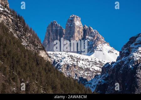 Tre Cime di Lavaredo im Winter, Bedeckt mit Schnee, auch drei Zinnen genannt, Drei Gipfel in den Sextener Alpen Stockfoto