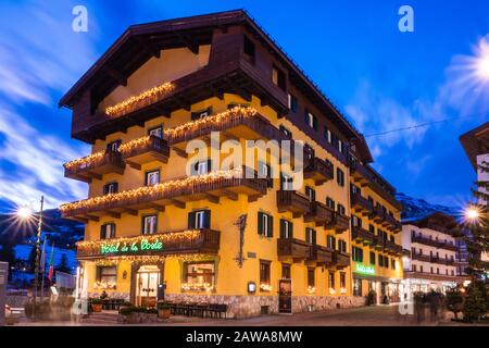 Cortina d'Ampezzo, Italien - 3. Februar 2020: Hotel de la Poste in Cortina d'Ampezzo, Italien an einem Winterabend, ein berühmtes Hotel und Restaurant auf der Co Stockfoto