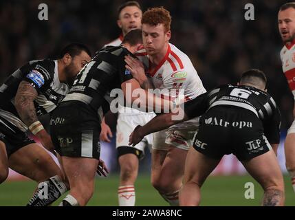 Jake Connor von Hull FC, Logo Sao und Jordan Lane Tackle Hull Kingston Rovers' Harvey Livett während des Betfred Super League-Spiels im KCOM Stadium, Hull. Stockfoto