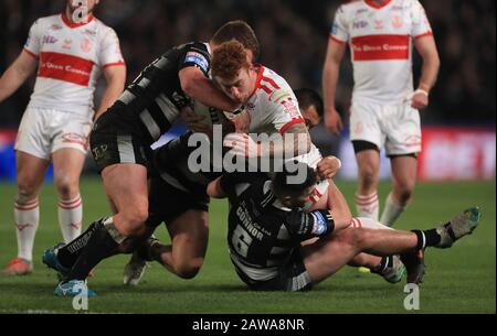 Jake Connor von Hull FC, Logo Sao und Jordan Lane Tackle Hull Kingston Rovers' Harvey Livett während des Betfred Super League-Spiels im KCOM Stadium, Hull. Stockfoto