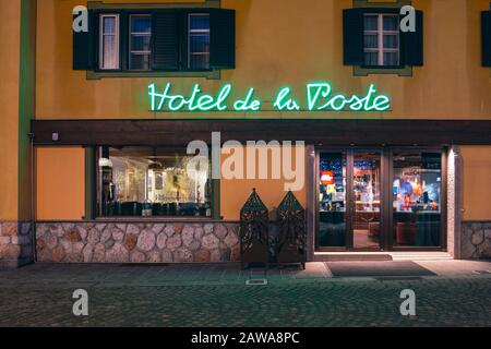 Cortina d'Ampezzo, Italien - 3. Februar 2020: Hotel de la Poste Entrance in Cortina d'Ampezzo, Italien an einem Winterabend, ein berühmtes Hotel am Corso It Stockfoto