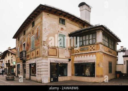 Cortina d'Ampezzo, Belluno, Italien - 5. Februar 2020: Ciasa dei Pupe Historisches Bolling in Cortina d'Ampezzo, früher Hotel Aquila Nera am Corso Stockfoto