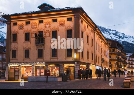 Cortina d'Ampezzo, Italien - 3. Februar 2020: Palazzo Comun Vecio, ein Historisches Gebäude an der Corso Italia in Cortina d'Ampezzo, Belluni, Italien im Winter Stockfoto