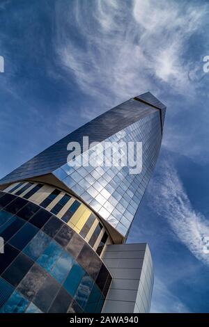 Der Avaz Twist Tower Sarajevo gehört Zu den 10 schönsten Gebäuden der Welt und ist der höchste Wolkenkratzer in Bosnien und Herzegowina. Stockfoto