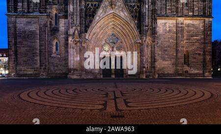 Der Eingang zum Dom in Magdeburg wurde am Winterabend beleuchtet Stockfoto