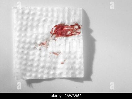 Küchenpapier Serviette im Blut. Blut mit improvisierten Mitteln stoppen. Stockfoto