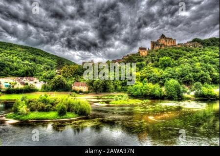 Dorf Castelnaud-la-Chapelle, Frankreich. Künstlerische Sicht auf den Fluss Dordogne, mit dem Chateau de Castelnaud im Hintergrund. Stockfoto