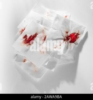 Küchenpapier Serviette im Blut. Blut mit improvisierten Mitteln stoppen. Stockfoto