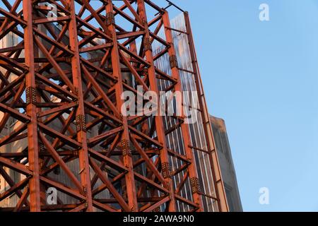 Orangefarbene Metallgerüste außerhalb eines Gebäudes Stockfoto