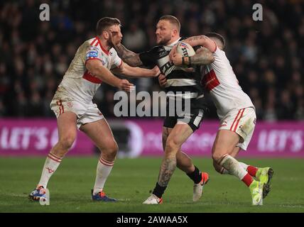 Josh Griffin von Hull Kingston Rovers wird während des Betfred Super League-Matches im KCOM Stadium, Hull, von Will Maher und Jamie Ellis in Angriff genommen. Stockfoto