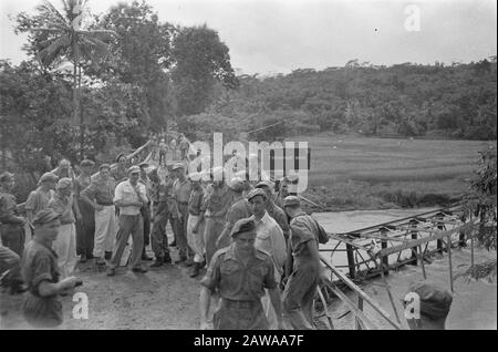 Padabengkar (desa at Jambang), Sukabumi und Buitenzorg Männer der Genius-Einheit versammeln sich am 7. Dezember Bridge Anmerkung: Wahrscheinlich 11 Genie Field Company Datum: 5. dezember 1947 Ort: Indonesien Niederländische Ostindien Stockfoto