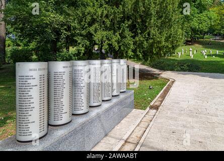 Drehsockel mit den Namen der 521 Kinder, die während der Belagerung von Sarajevo 1992-96 getötet wurden. Stockfoto