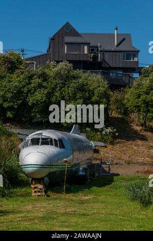 "miss Convair", ein pensionierter Convair CV 440 Charterflugzeug, der in Unterkünfte umgewandelt wird, in Castlecliff, n Whanganui, Neuseeland Stockfoto