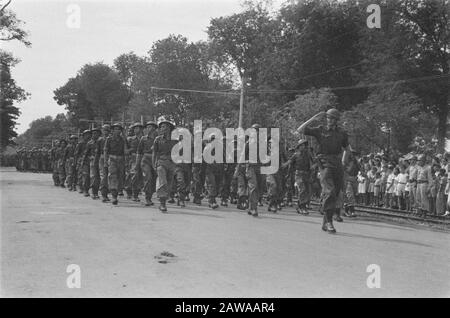 Parade auf dem Platz nördlich nach Batavia anlässlich des Geburtstags der Prinzessin Juliana Marching Soldiers Datum: 30. April 1946 Ort: Batavia, Indonesien, Jakarta, Niederländisch-Ostindien Stockfoto