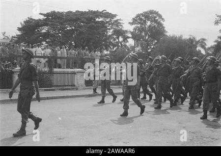 Parade auf dem Platz nördlich nach Batavia anlässlich des Geburtstags von Prinzessin Juliana Marschierenden Soldaten am Podium Datum: 30. April 1946 Ort: Batavia, Indonesien, Jakarta, Niederländisch-Ostindien Stockfoto