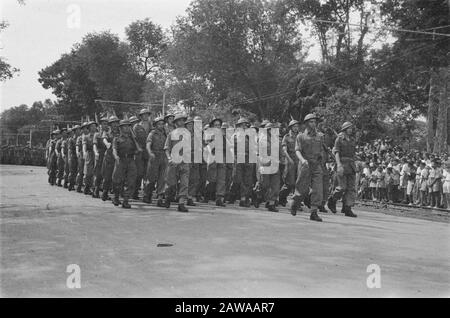 Parade auf dem Platz nördlich nach Batavia anlässlich des Geburtstags der Prinzessin Juliana Marching Soldiers Datum: 30. April 1946 Ort: Batavia, Indonesien, Jakarta, Niederländisch-Ostindien Stockfoto