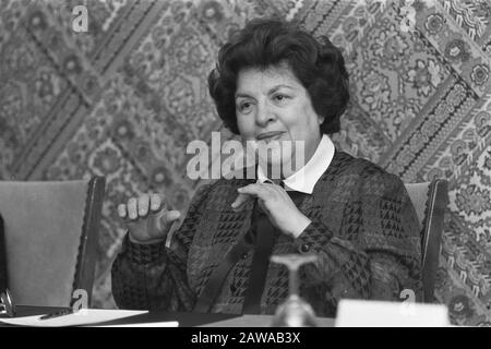 Maria de Lourdes Pintassilgo, ehemalige Premierministerin Portugals, gibt Pressekonferenz in Amsterdam Datum: 7. November 1986 Ort: Amsterdam, Portugal Stichwörter: Pressekonferenzen, Politik, Premierminister Personenname: Maria Lourdes Pintassilgo Stockfoto