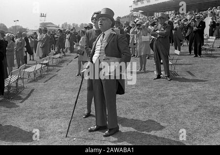 Pferd des britischen Paares der oberen Klasse, das den Derbytag Epsom Downs Surrey 1970er UK HOMER SYKES betreibt Stockfoto