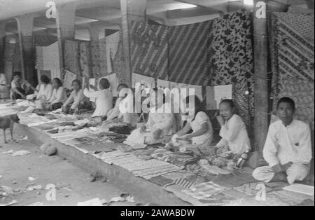 Padabengkar (desa at Jambang), Sukabumi und Buitenzorg Market Women Selling Textile Date: 5. Dezember 1947 Standort: Indonesia Dutch East Indies Stockfoto