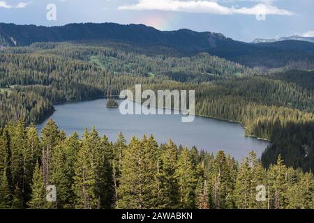 Der View Point auf dem Grand Mesa National Forest Colorado hat über 300 Seen. Teilweise Regenbogen über dem Island Lake, einer der beliebtesten Reiseziele Stockfoto