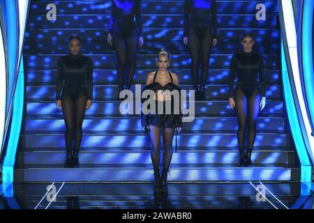 Sanremo, Italien. Februar 2020. Sanremo, 70. Festival della canzone italiana 2020. Quarta serata, Dua Lipa Credit: Independent Photo Agency/Alamy Live News Stockfoto