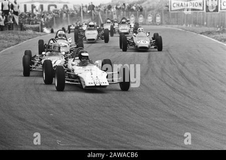 MC Harness (England) in Führung im Formel-Ford-Rennen bei den NAV-Osterrennen auf dem Circuit Zandvoort Datum: 12. April 1971 Standort: Nordholland, Zandvoort Keywords: Autorennen, Strecken Stockfoto