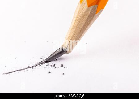 Gestrichene Stiftstifte. Schlecht geschärfter Bleistift zum Zeichnen. Heller Hintergrund. Stockfoto