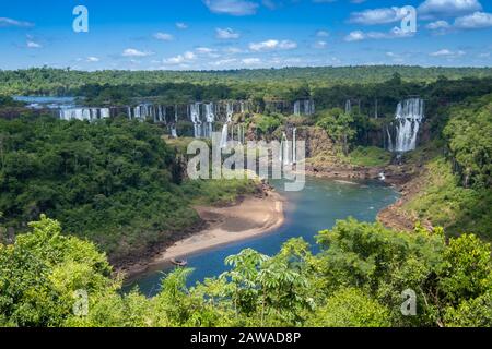 Die beeindruckenden Iguazu-Wasserfälle (Iguaçu, Wasserfälle des Iguazu-Flusses an der Grenze zwischen Argentinien und Brasilien. Der größte Wasserfall der Welt Stockfoto