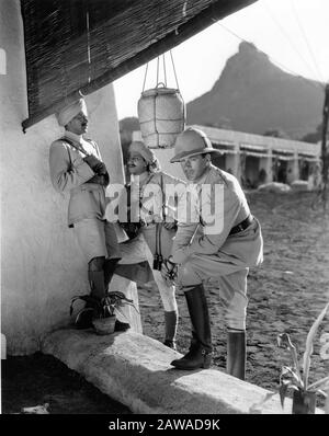 Gary COOPER als LT. Alan McGregor mit Zwei indischen Soldaten im LEBEN EINES BENGALISCHEN LANCER Regisseurs Henry HATHAWAY aus dem Jahr 1935, der von dem Roman von Francis Yeats - Brown Paramount Pictures vorgeschlagen wurde Stockfoto