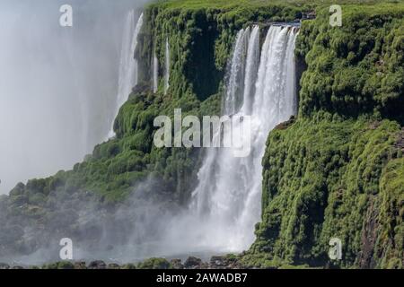 Die beeindruckenden Iguazu-Wasserfälle (Iguaçu, Wasserfälle des Iguazu-Flusses an der Grenze zwischen Argentinien und Brasilien. Der größte Wasserfall der Welt Stockfoto