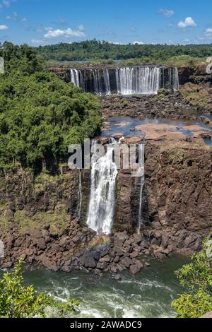 Die beeindruckenden Iguazu-Wasserfälle (Iguaçu, Wasserfälle des Iguazu-Flusses an der Grenze zwischen Argentinien und Brasilien. Der größte Wasserfall der Welt Stockfoto