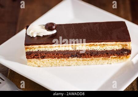 Opernhaus Kuchen auf weißem Teller Stockfoto