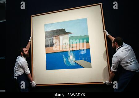 London, Großbritannien. Februar 2020. Techniker bewegen David Hockneys Gemälde mit dem Titel The Splash (EST. â£20-Â£30 Millionen) in der Vorschau von Sotheby's Contemporary Art. Die Auktion findet am 11. Und 12. Februar 2020 in Sotheby's im Zentrum Londons statt. Kredit: Dinendra Haria/SOPA Images/ZUMA Wire/Alamy Live News Stockfoto