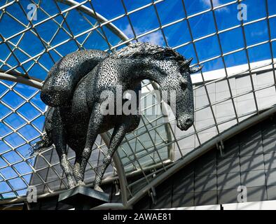 Equus Altus, oder The High Horse, eine Skulptur des schottischen Künstlers Andy Scott ist im Glasatrium des Trinity Leeds Shopping Centers in Leeds zu sehen. Stockfoto