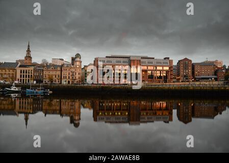 Der aus rotem Sandstein errichtete Crown Court von Newcastle sticht auf der Quayside an der Nordseite des River Tyne hervor Stockfoto