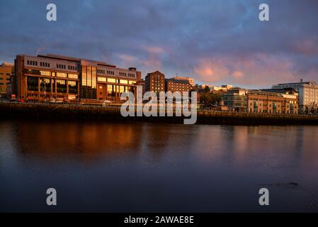 Der aus rotem Sandstein errichtete Crown Court von Newcastle sticht auf der Quayside an der Nordseite des River Tyne hervor Stockfoto