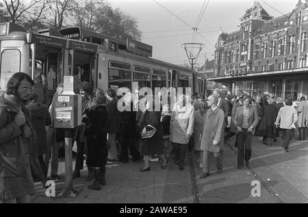 Autofreier Sonntag im Zusammenhang mit der Beschreibung des Ölboykotts: Menschen an einer Straßenbahnhaltestelle in Amsterdam Datum: 4. November 1973 Ort: Amsterdam, Noord-Holland Schlüsselwörter: Autofreie Sonntage, Ölboykott, Ölkrise, Straßenbahnhaltestellen, Straßenbahnen Stockfoto