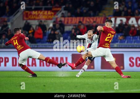 Rom, Italien. Februar 2020. Rodrigo Palacio von Bologna (C) im Einsatz während des italienischen Champions-Serie-A-Fußballspiels zwischen AS Roma und Bologna FC am 7. Februar 2020 im Stadio Olimpico in Rom, Italien - Foto Federico Proietti/ESPA-Images Credit: European Sports Photographic Agency/Alamy Live News Stockfoto