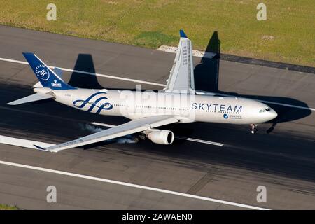 China Southern Airlines Airbus A330 Großraumflugzeuge landen auf dem Flughafen Sydney in Australien. Flugzeug mit SkyTeam Alliance livery. Stockfoto