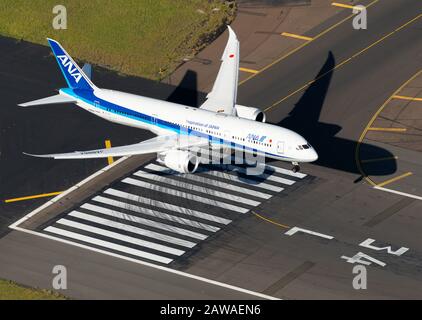 Alle Nippon Airways (ANA) Boeing 787 Dreamliner Flugzeuge, die über Sydney, Australien International Airport Runway Schwelle passieren. JA886A-Flugzeug. Stockfoto