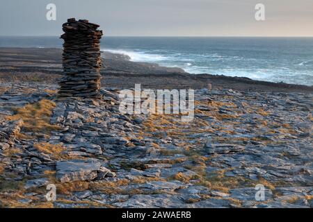 Steindenkmal auf der Insel Inishmaan, inmitten der Aran-Inseln auf dem Wilden Atlantikweg in Galway Ireland Stockfoto