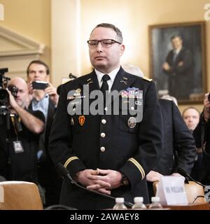 Dateifoto. Februar 2020. LT. Col. ALEXANDER VINDMAN, der Top-Experte der Ukraine, der während der Untersuchung der Amtsenthebung des Parlaments gegen Präsident Donald Trump aussagte, wurde am Freitagnachmittag vom Weißen Haus aus begleitet, sagte sein Anwalt. Bild: 19. November 2019, Washington, DC, U.S: 19. November 2019 - Washington, DC, Vereinigte Staaten: Alexander VINDMAN, Oberstleutnant der United States Army, der als Direktor für europäische Angelegenheiten für den nationalen Sicherheitsrat (NSC) fungiert, bei den offenen Anhörungen zur Amtsenthebung von Präsident Donald Trump des House Intelligence Committee. (Kreditbild: © Mi Stockfoto