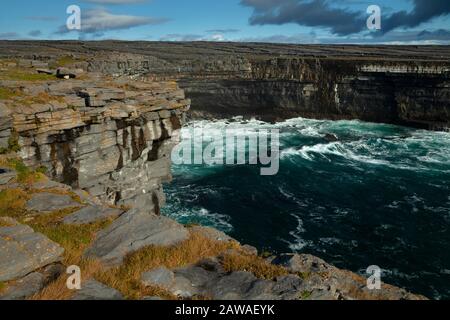 Klippen auf der Insel Inishmore, der größten der Aran-Inseln auf dem Wilden Atlantikweg in Galway Ireland Stockfoto